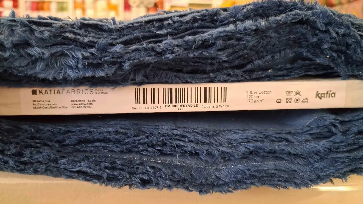 Embroiderie bleu