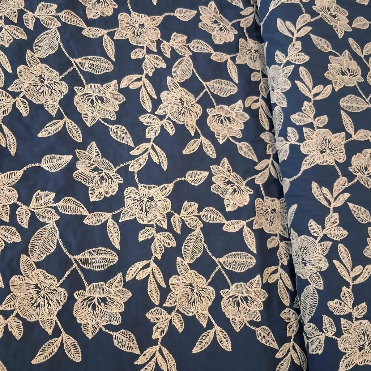 Embroiderie bleu