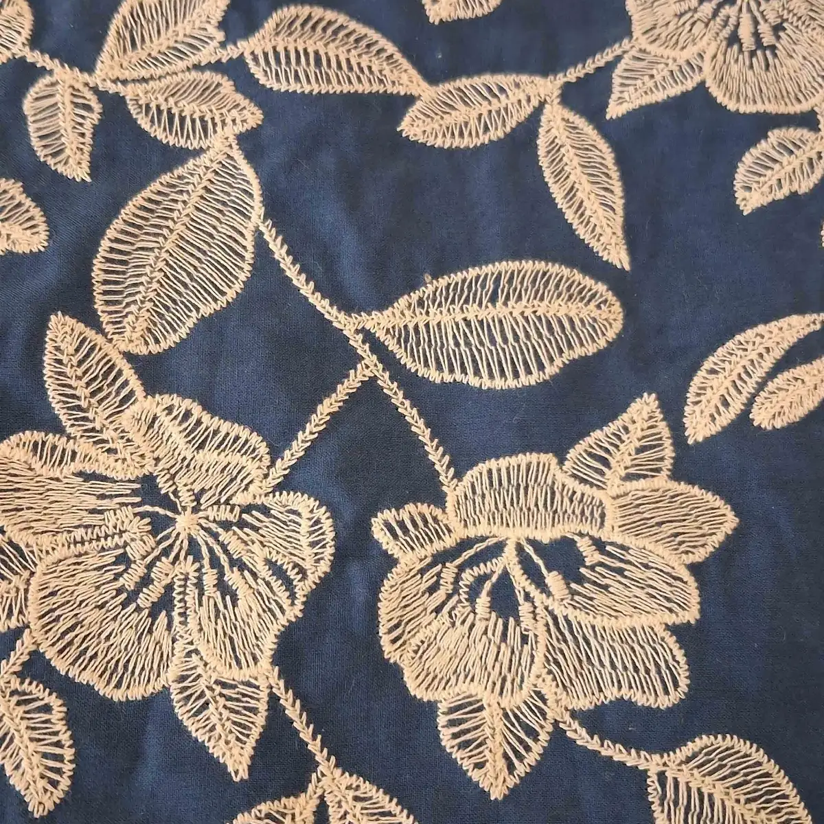 Embroiderie bleu
